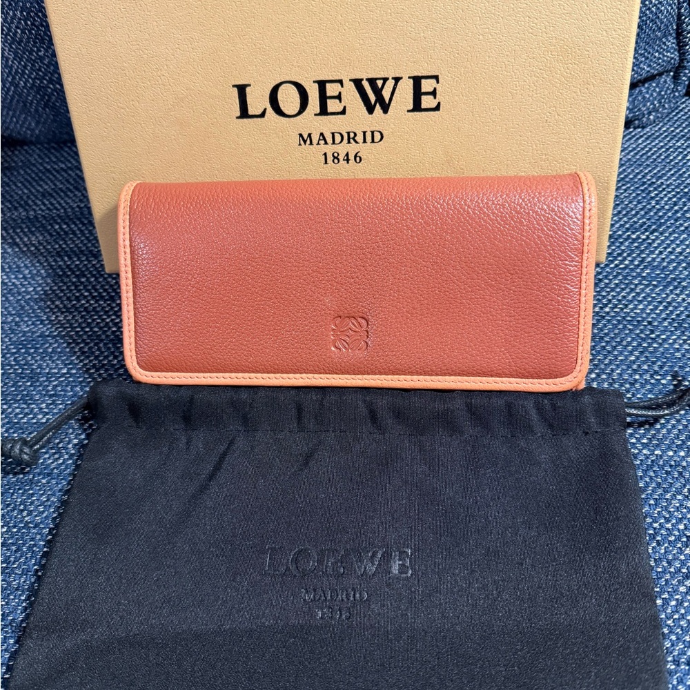 LOEWE AUTHENTIC BROWN W/PEACH TRIM LEATHER LONG WALLET. FULL INCLUSION. EUC.